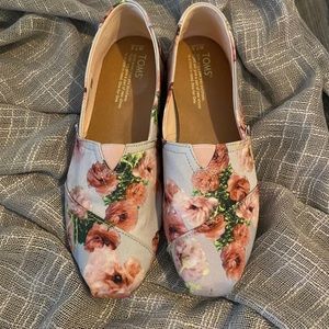 Tom’s floral flats. 7.5. EUC